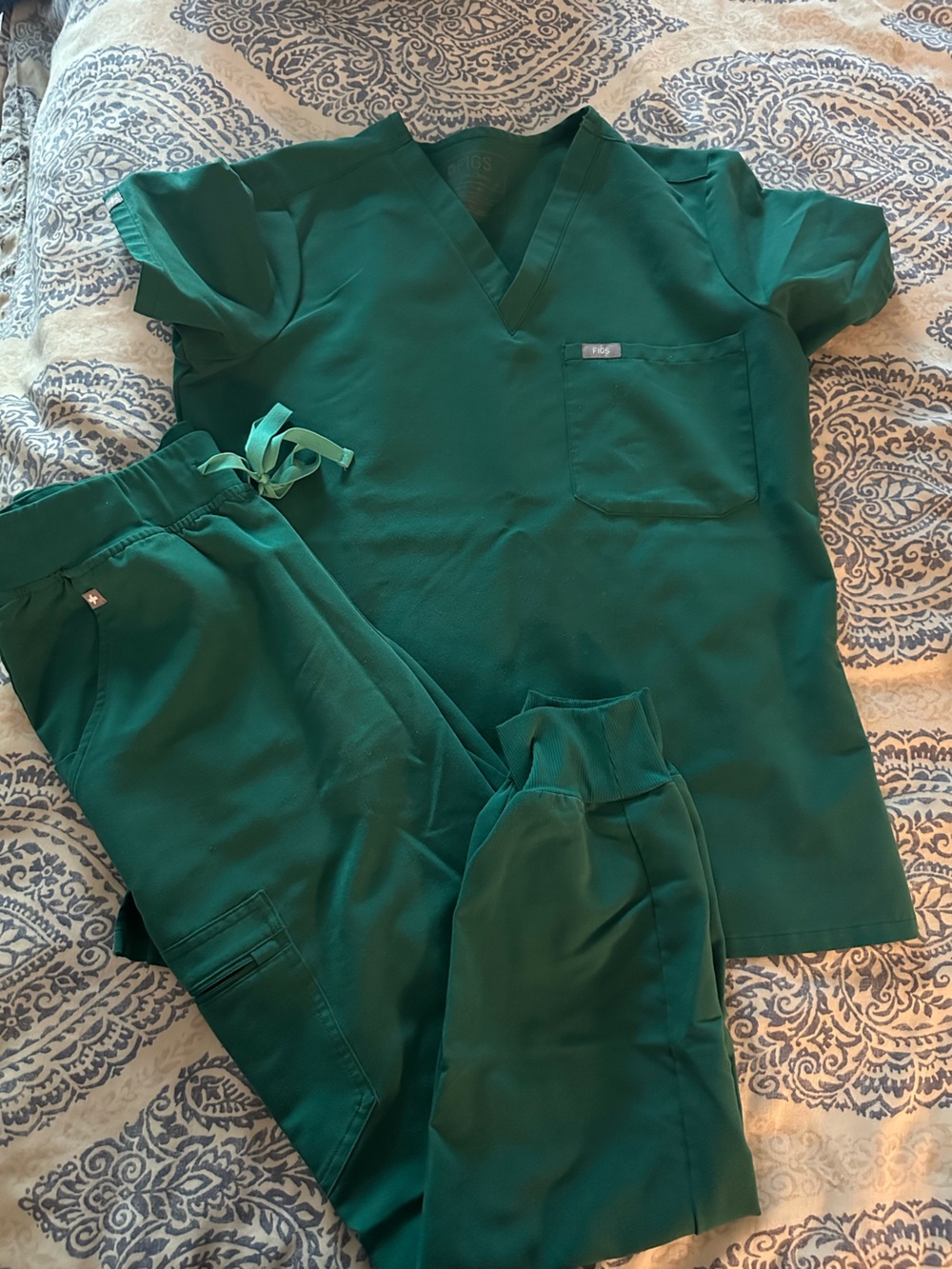 Sz small Figs scrubs